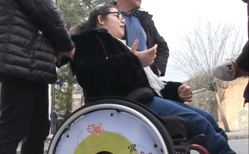 le difficoltà di una studentessa su sedia a rotelle