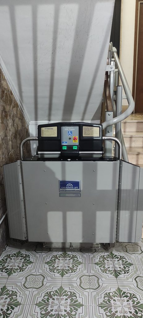 servoscala a pedana per scale curve installato in una palazzina condominiale di catanzaro
