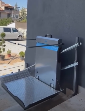 servoscala a piattaforma installato a follonica in provincia di grosseto
