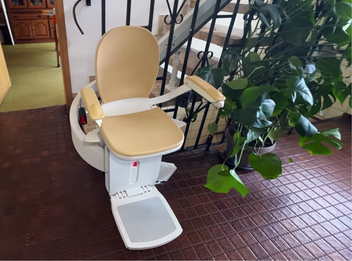 montascale a poltroncina acorn esterno per scala curva a prato