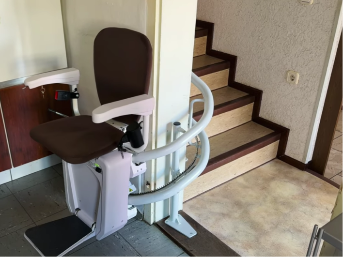 montascale a poltroncina per scala curva a prato