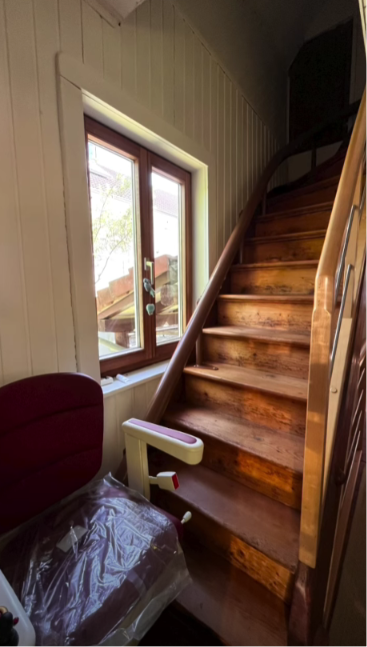 montascale a poltroncina per scale curve in legno installato a villadose in provincia di rovigo