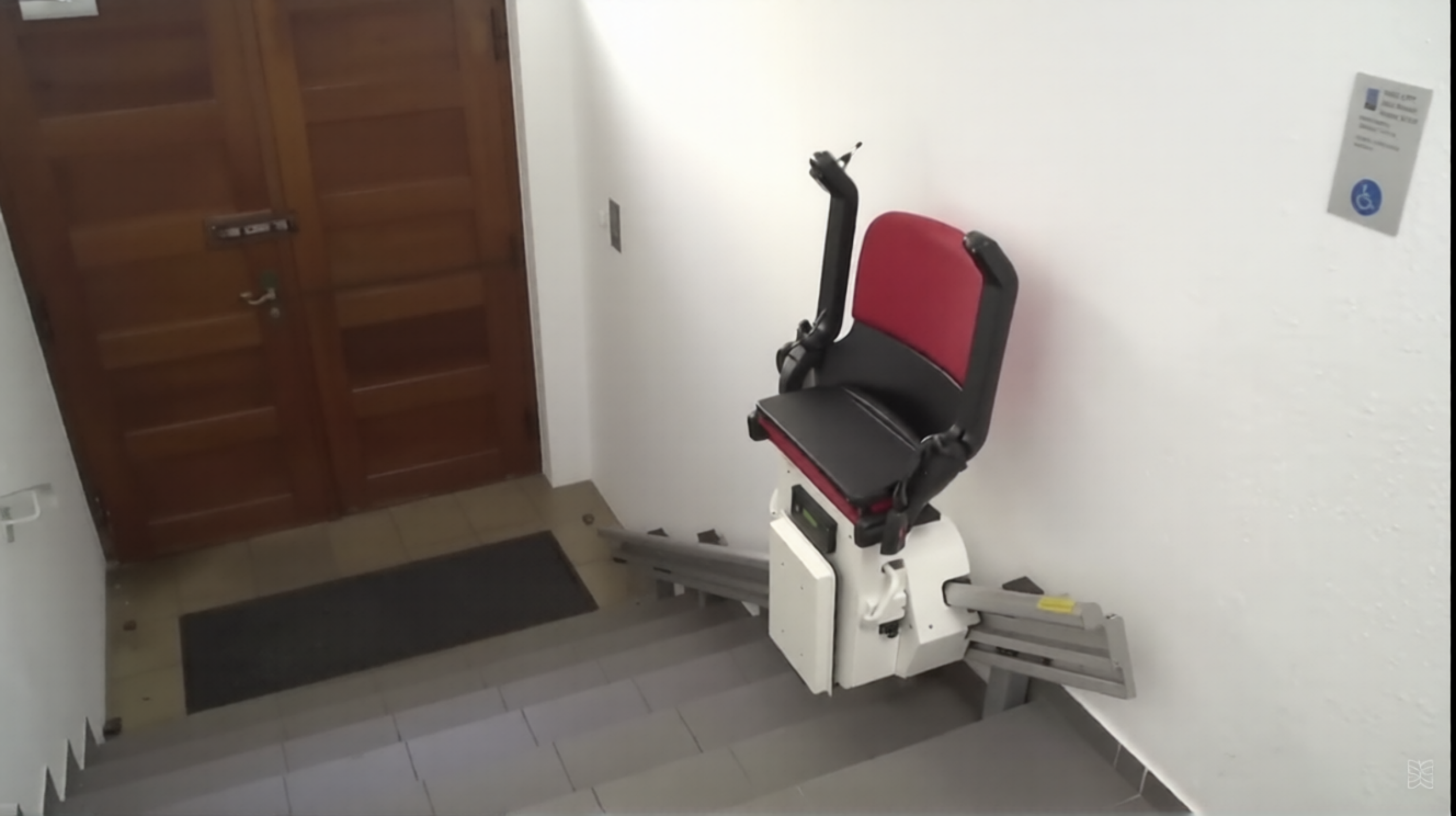 montascale a poltroncina per scale dritte installato a carmignano provincia di prato