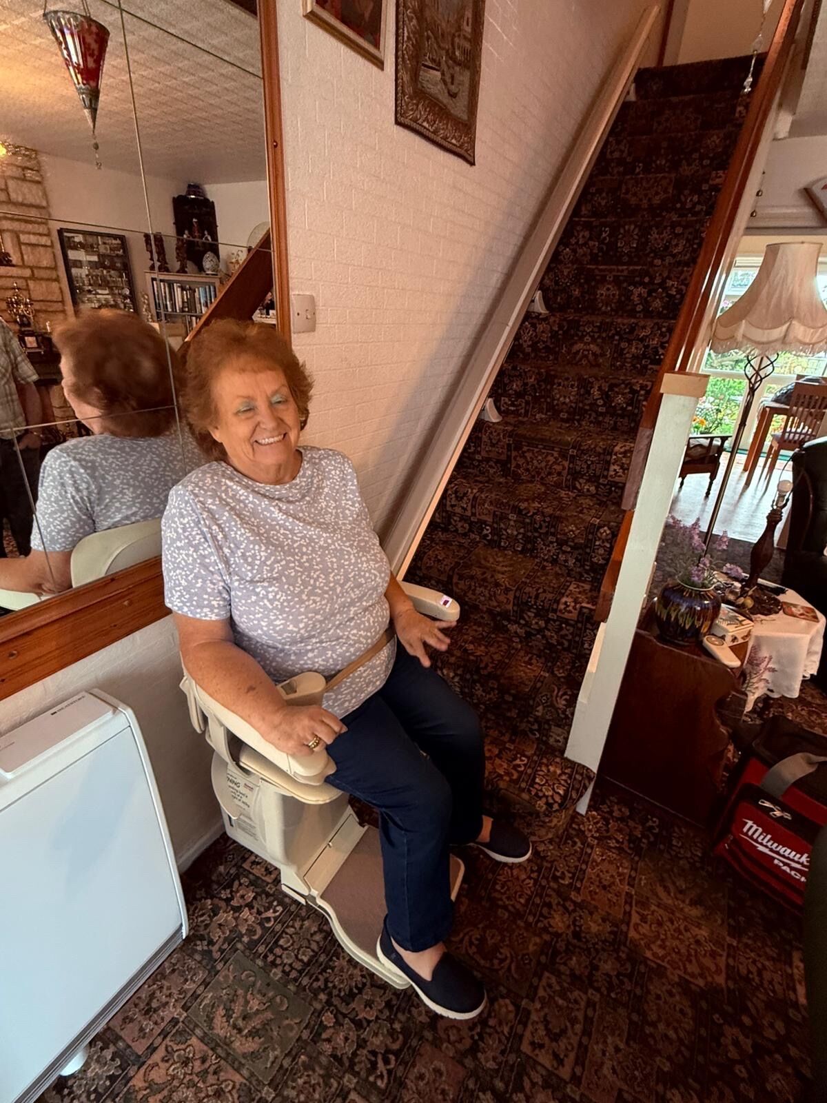 la signora antonietta sul suo nuovo montascale a poltroncina per scale curve installato ad albenga in provincia di savona