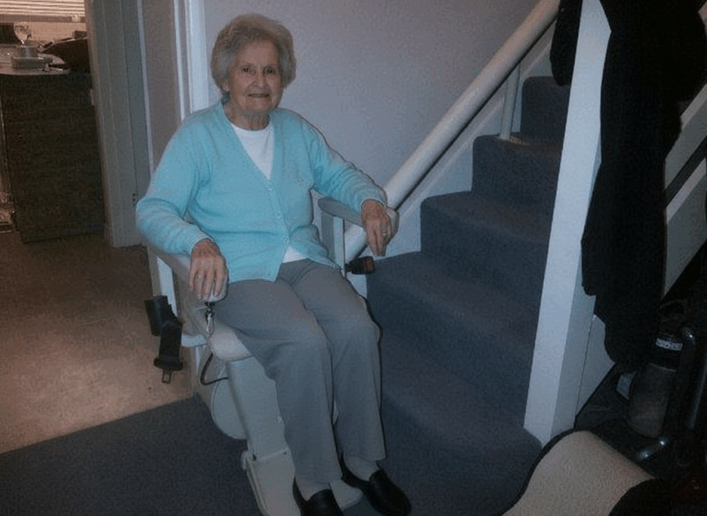 la signora carla è visibilmente soddisfatta del suo montascale a poltroncina per scale dritte 1 piano