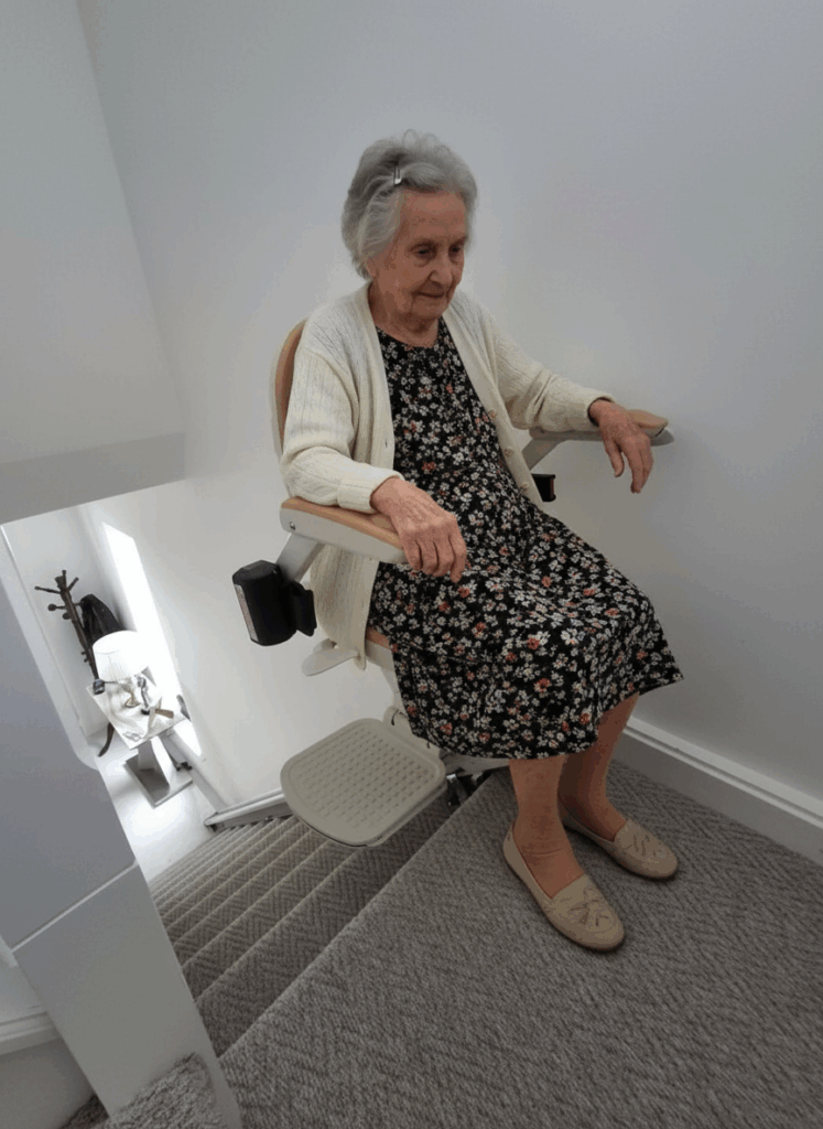 la signora giada è appena salita al primo piano a bordo del suo nuovo montascale a poltroncina per scale dritte
