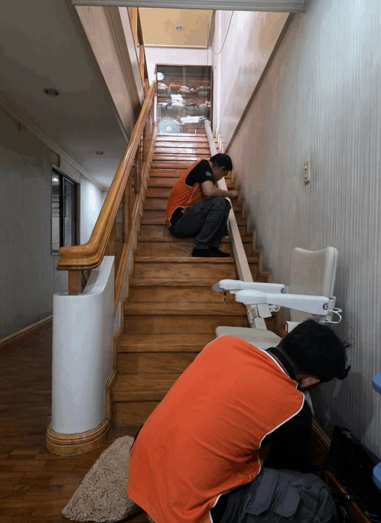 stefano e martin tecnici montascale al lavoro in un albergo