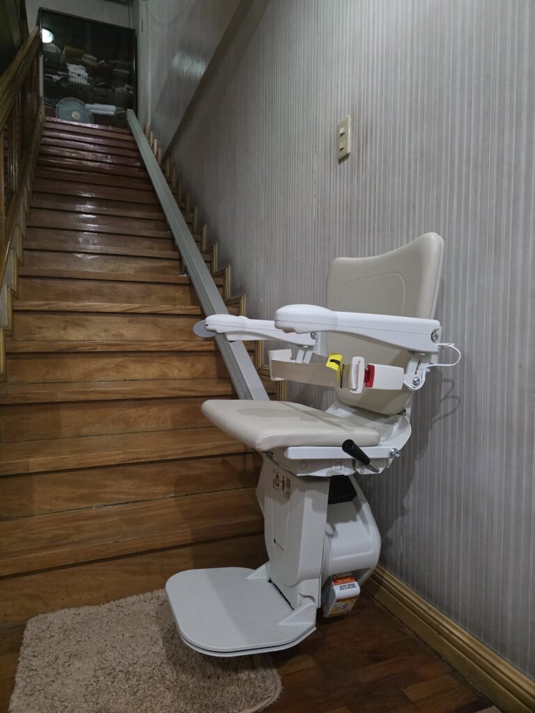 il montascale a poltroncina appena installato in albergo