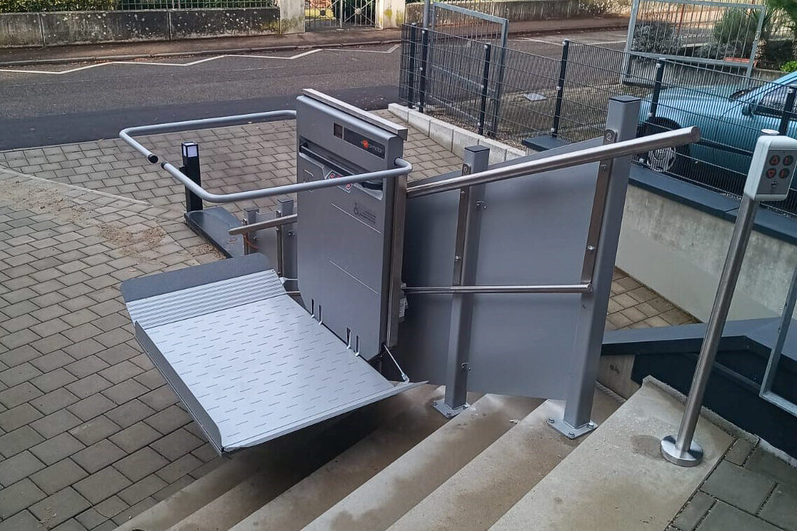 servoscala a pedana da esterno installato a Ferrara