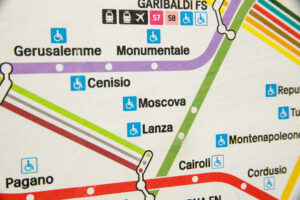 accessibilità nella metro di milano grazie ad ascensori e montascale