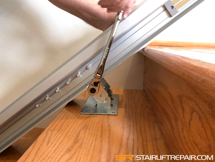 installazione del binario di un montascale per scale dritte con fissaggio su gradini