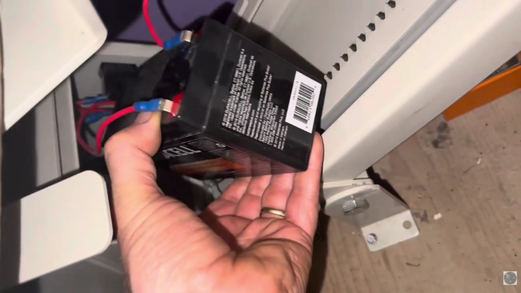 estrazione batteria montascale dal vano
