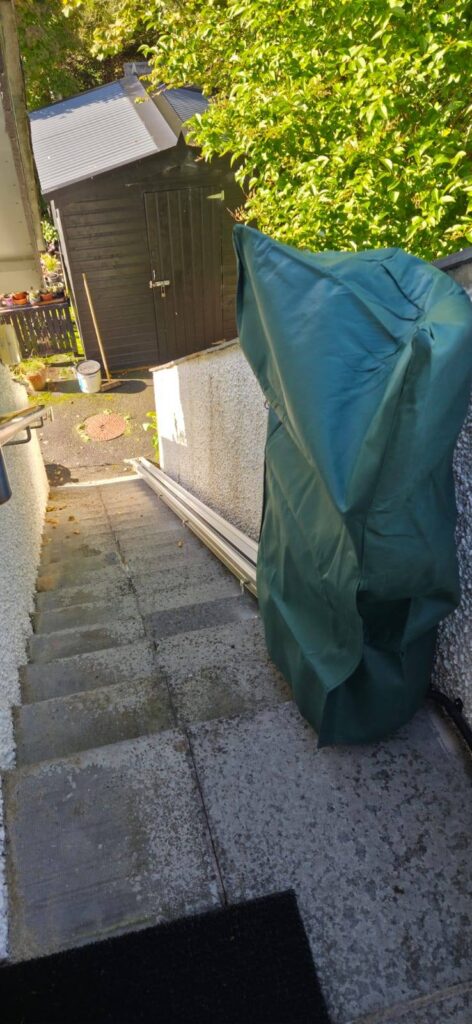 montascale a poltroncina da esterno installato a sassello in provincia di savona