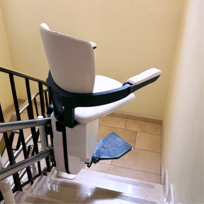 montascale a poltroncina installato in condominio a chieti scalo