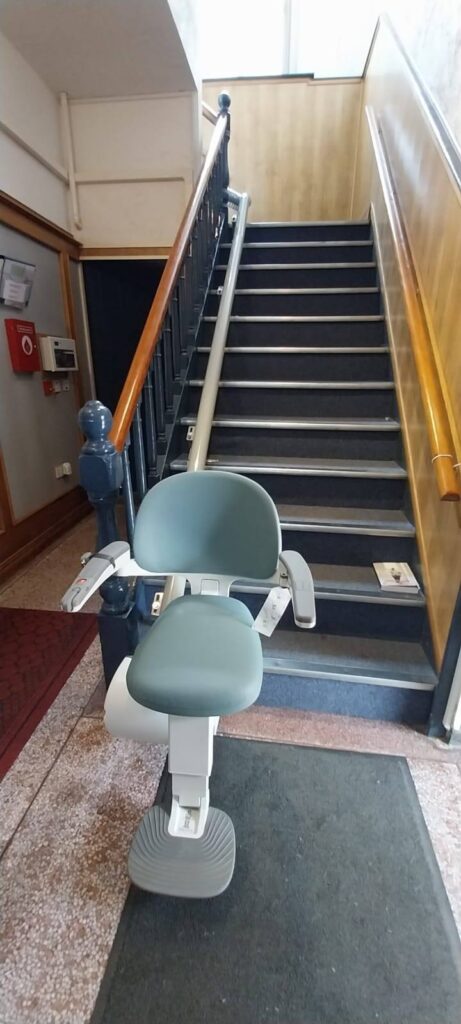 montascale a poltroncina installato in condominio a savona