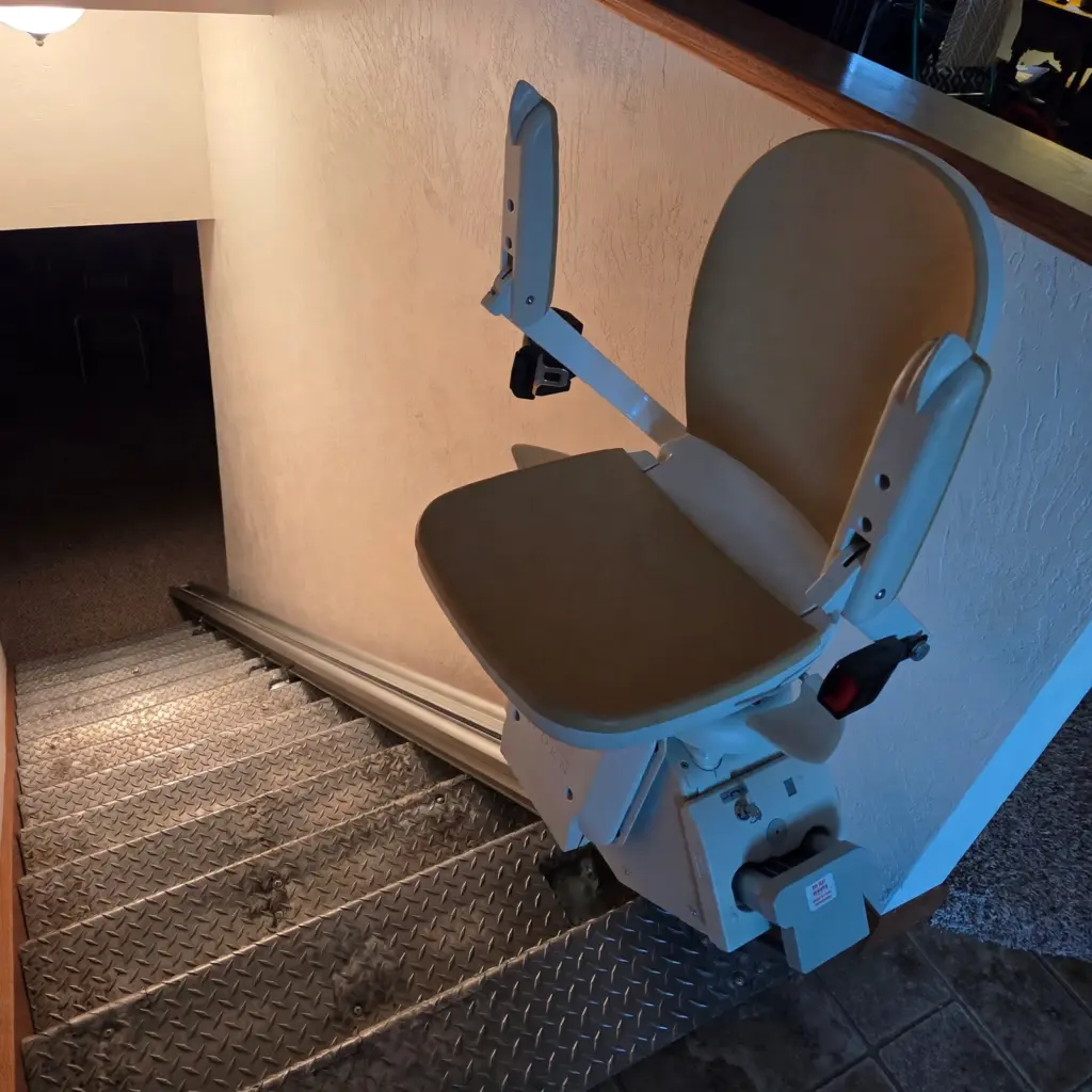 montascale a poltroncina installato per collegare il garage con la casa, ad ortona in provincia di chieti