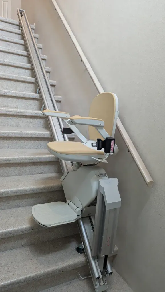 montascale a poltroncina per scale dritte installato a lanciano in provincia di chieti