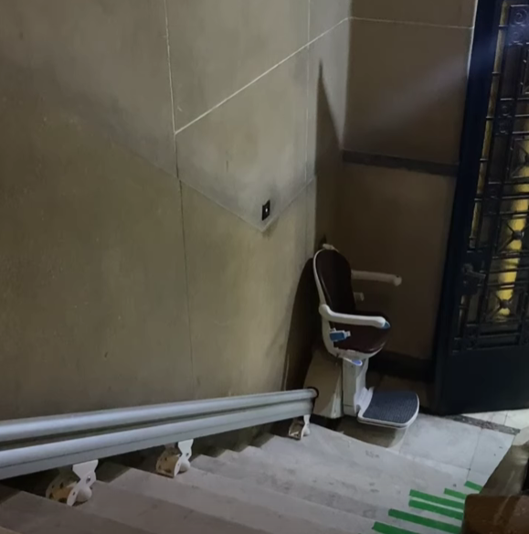 montascale a poltroncina per scale curve con pianerottoli installato a treviso