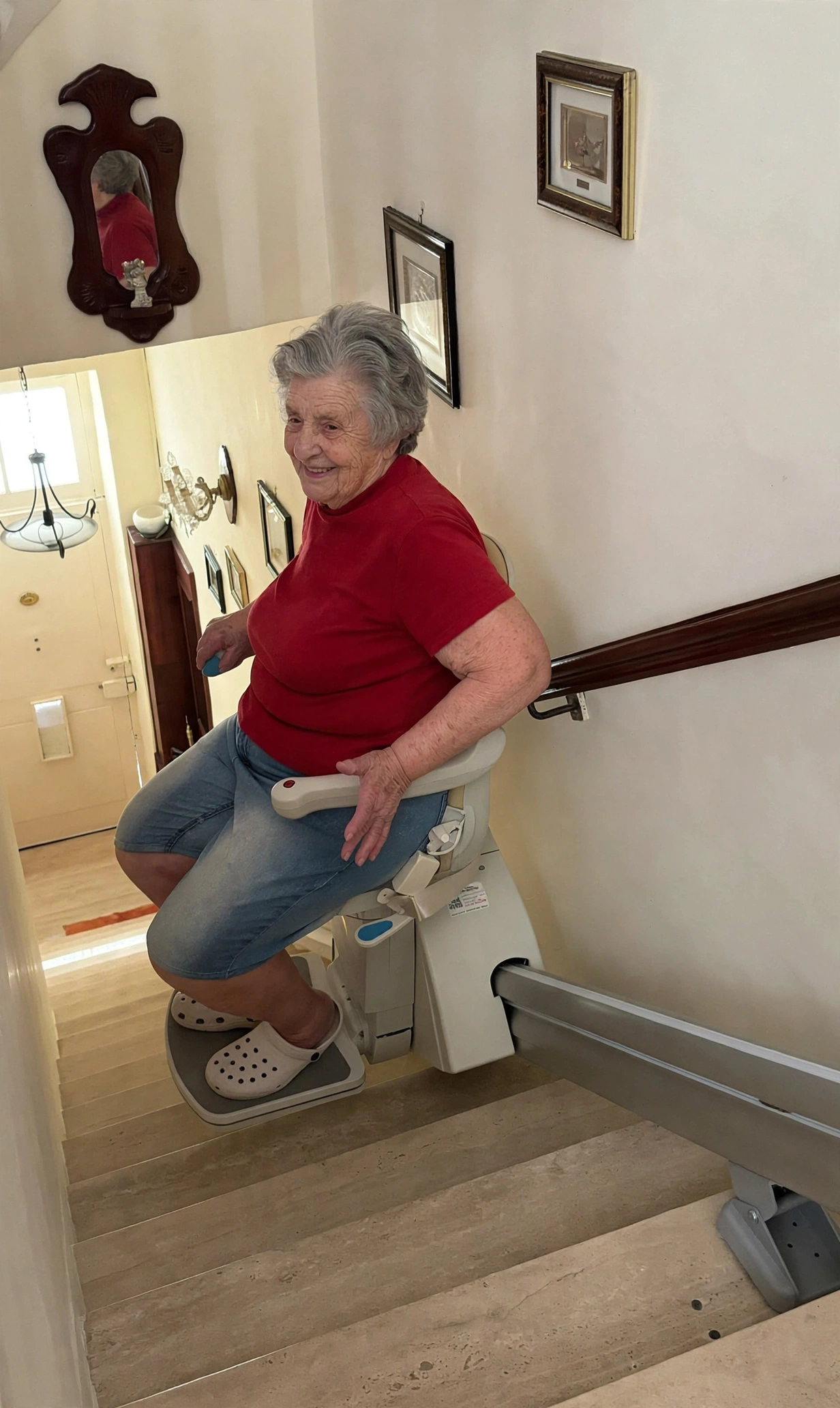 la signora elvira sul montascale a poltroncina per scale dritte installato nella sua villa di treviso