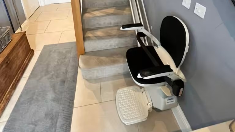 Servoscala a poltroncina installato su scala interna: il dispositivo corrisponde al codice 18.30.10.009 del nomenclatore