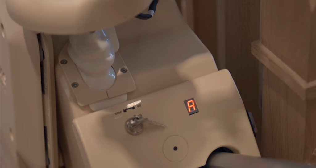 Display diagnostico di un montascale che mostra il codice della sicurezza intervenuta