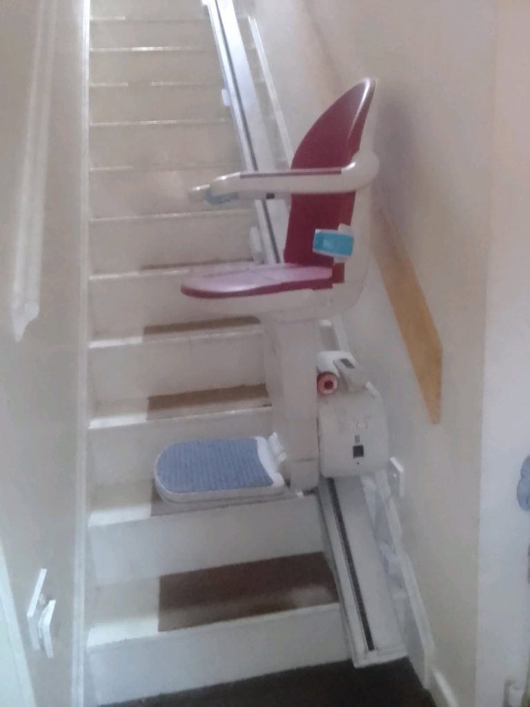 montascale a poltroncina installato in condominio di 3 piani a cosenza