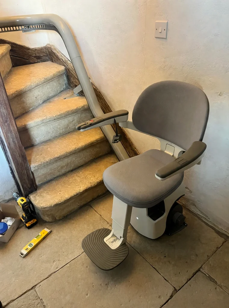 montascale installato in casa antica in provincia di pescara