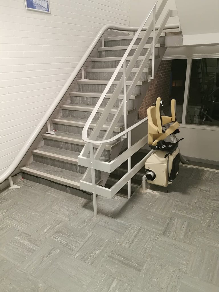 montascale per scale curve installato in condominio de l'aquila