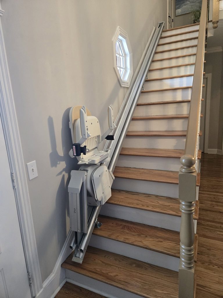 Montascale per scale dritte installato a cirò marina in provincia di crotone