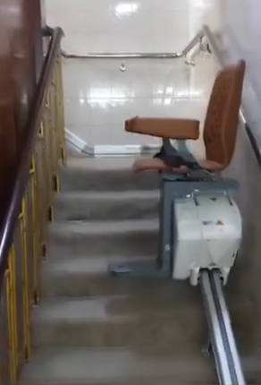 montascale a poltroncina in funzione in un condominio di reggio calabria