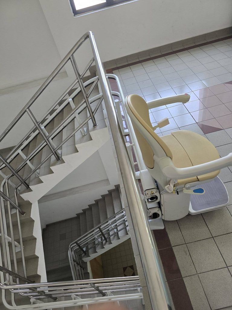 montascale a poltroncina installato condominio ad avellino