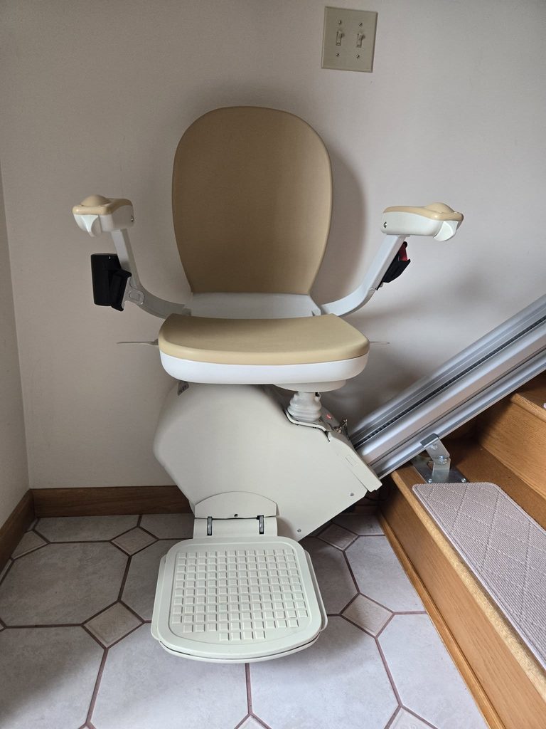 montascale a poltroncina installato in una palazzina a montesarchio in provincia di benevento