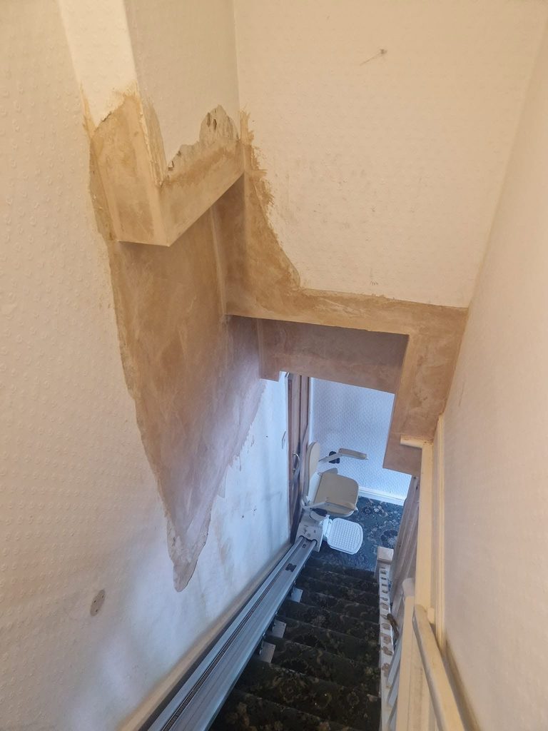 montascale a poltroncina installato in una vecchia abitazione di sassinoro in provincia di benevento