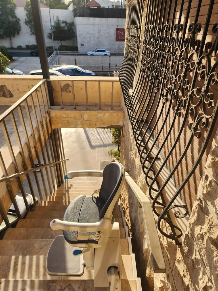 montascale a poltroncina per scale dritte da esterno installato a serra san bruno in provincia di vibo valentia